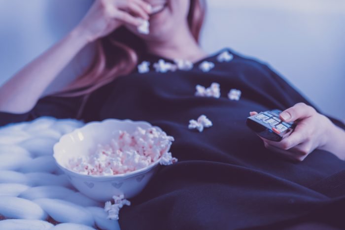 Las palomitas de maíz / TV / Pexels
