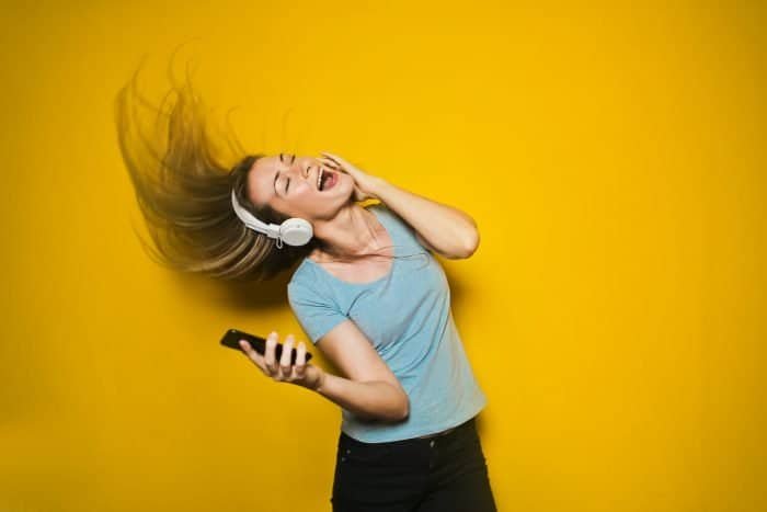 bruce mars / unsplash / chica con auriculares.