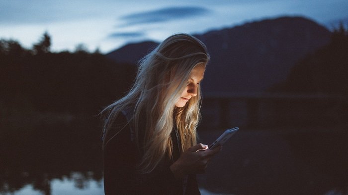 El teléfono celular puede ser lector electrónico (Imagen: Becca Tapert / Unsplash)