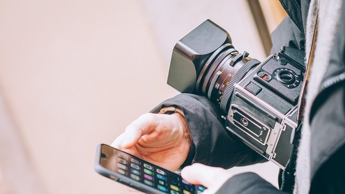 El teléfono celular puede ser su segunda cámara (Imagen: Eugene Zhyvchik / Unsplash)