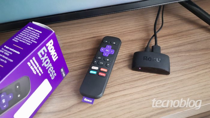 Roku Express conectado al televisor (Imagen: Darlan Helder / Tecnoblog)