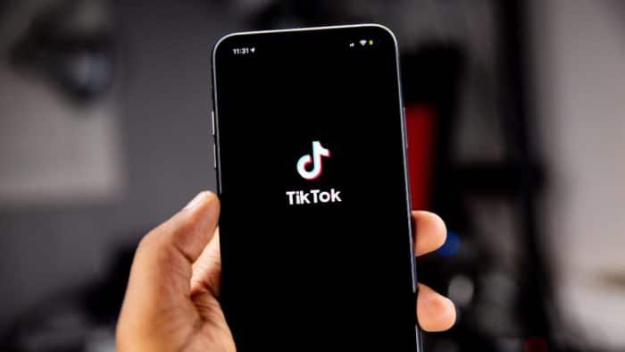TikTok permite a la familia controlar parte del acceso de sus hijos a la red social (Imagen: Solen Feyissa / Unsplash)