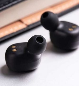 mejores auriculares en la oreja